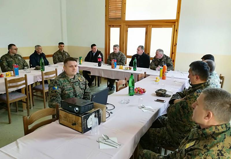 Predstavnici vlasti iz HNŽ posjetili vojsku kod Mostara